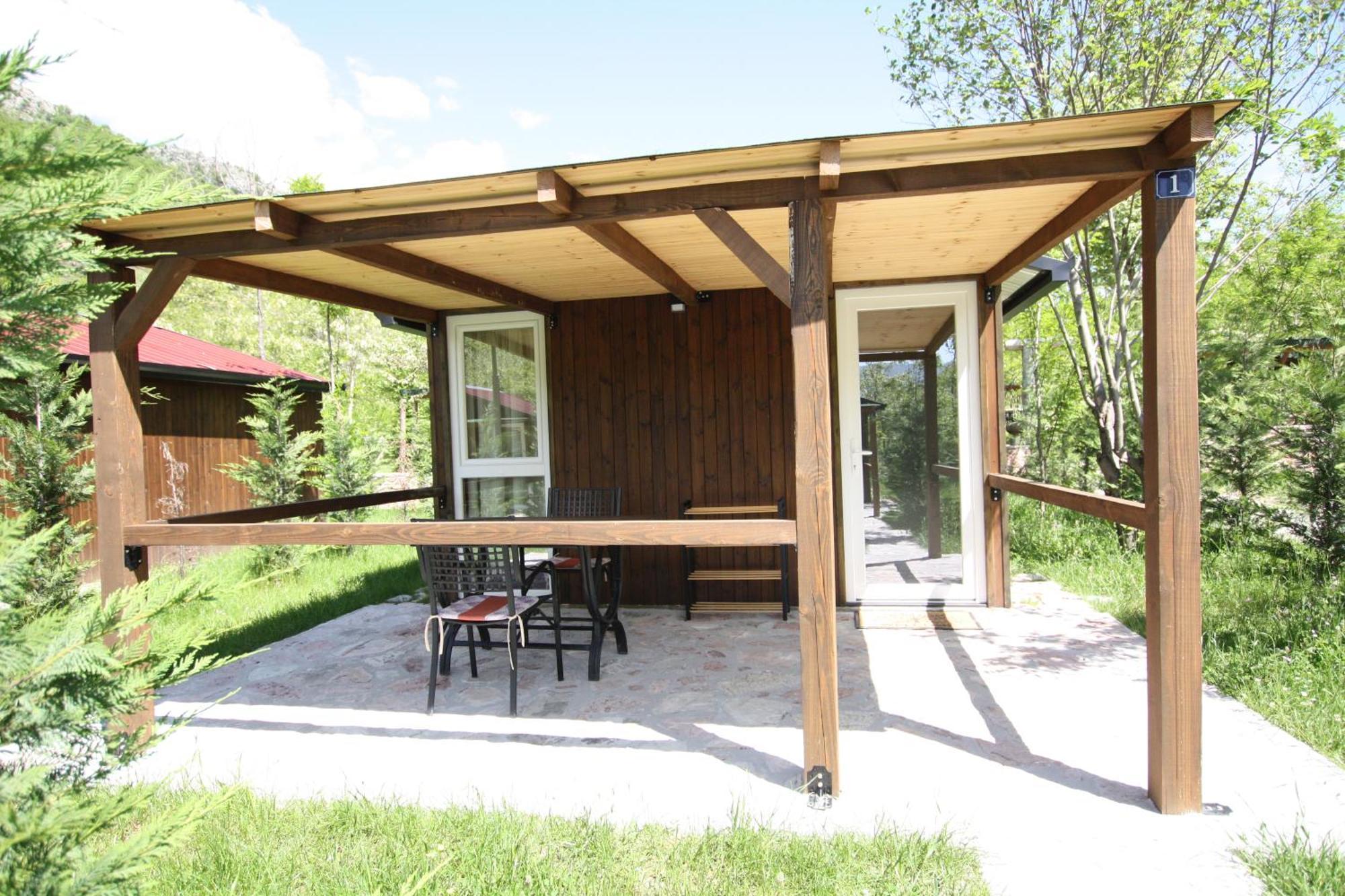 Lugina E Shengjergjit ,bujtinat Lodge