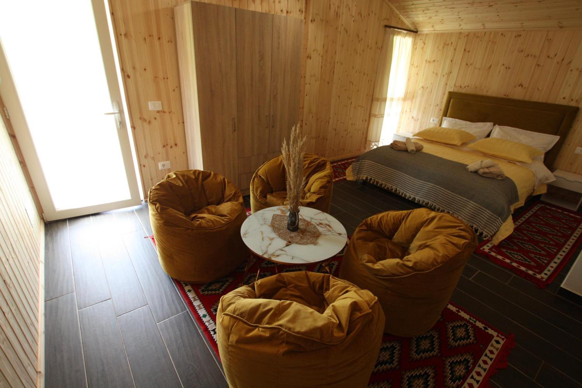 Lodge Lugina E Shengjergjit ,bujtinat *