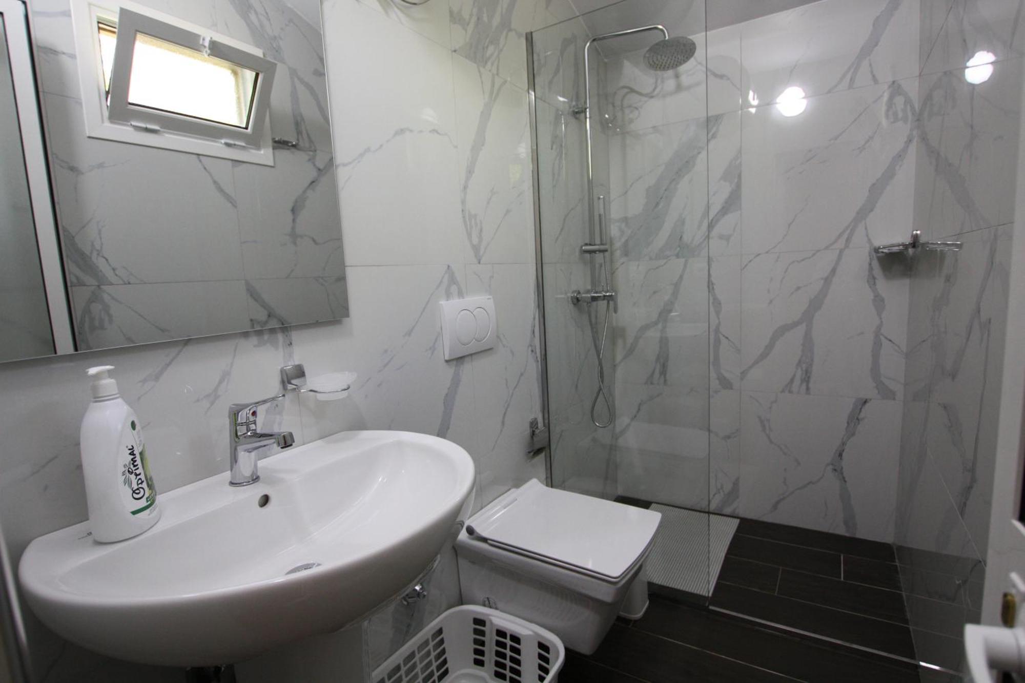 Lugina E Shengjergjit ,bujtinat Lodge Tirana